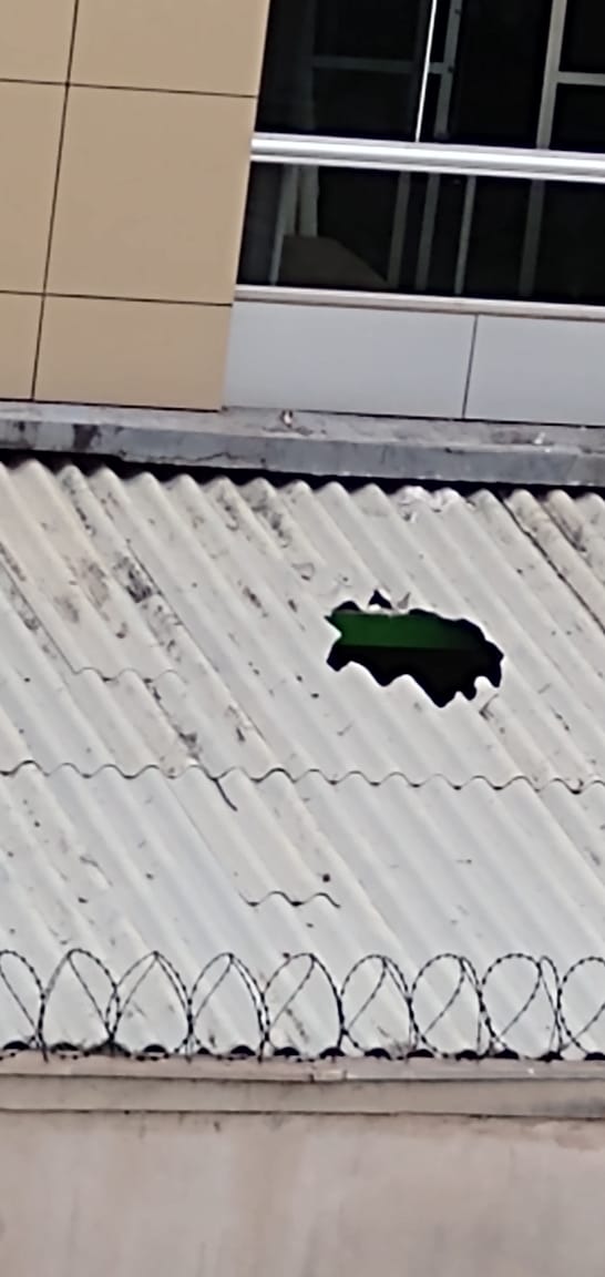 Telha de amianto que menino quebrou ao cair do sétimo andar. (Foto: Antônio Moreira)