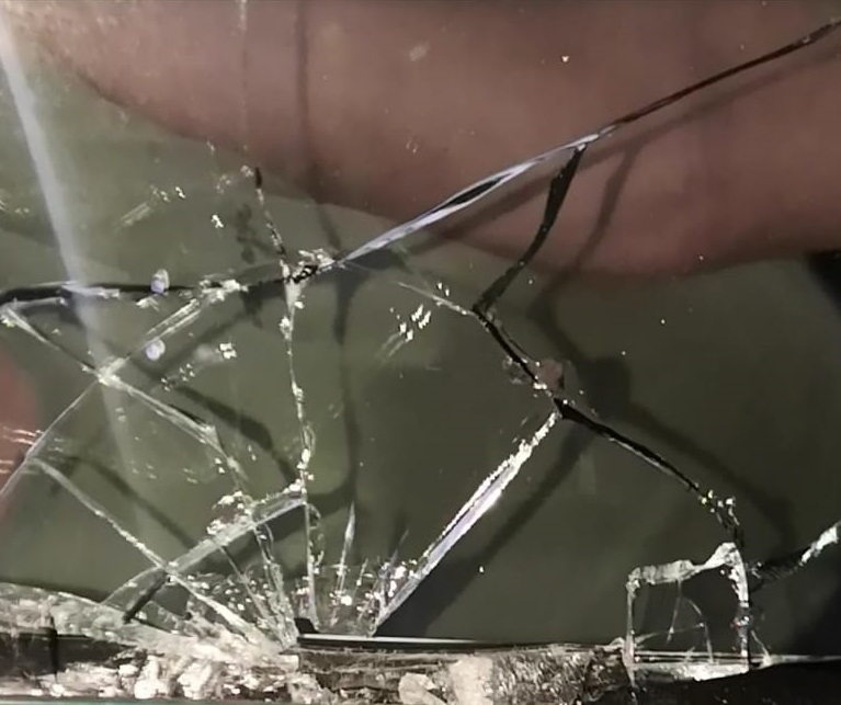 A moradora estava em casa quando ouviu o barulho do tiro atingindo a janela do escritório (Foto: Divulgação)
