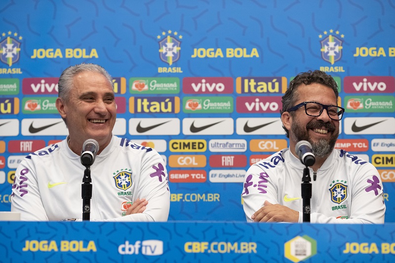 O técnico Tite comandou treino no campo do clube Los Angeles FC, na noite desta segunda-feira (9). (Foto: Lucas Figueiredo/CBF)