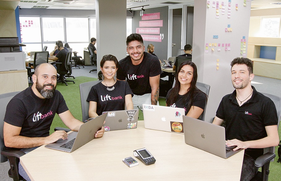 Ambiente leve e bom salário - Os profissionais Marcio Sfalsin, Luiza Pimenta, Fabrizio Gutierrez, Jéssica Pontes e Gustavo Monjardim contam que escolheram o curso por afinidade com a área de tecnologia e devido às oportunidades que ele proporciona. Segundo eles, o ambiente descontraído aliado a bons salários são um incentivo a mais. (Foto: Beto Morais/AT)