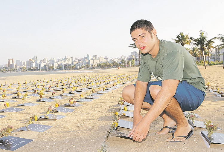 Vitor Bianchi lembrou da irmã ao visitar as placas que foram colocadas na praia de Camburi para simbolizar as 467 vítimas fatais do trânsito este ano (Foto: Leone Iglesias/AT)