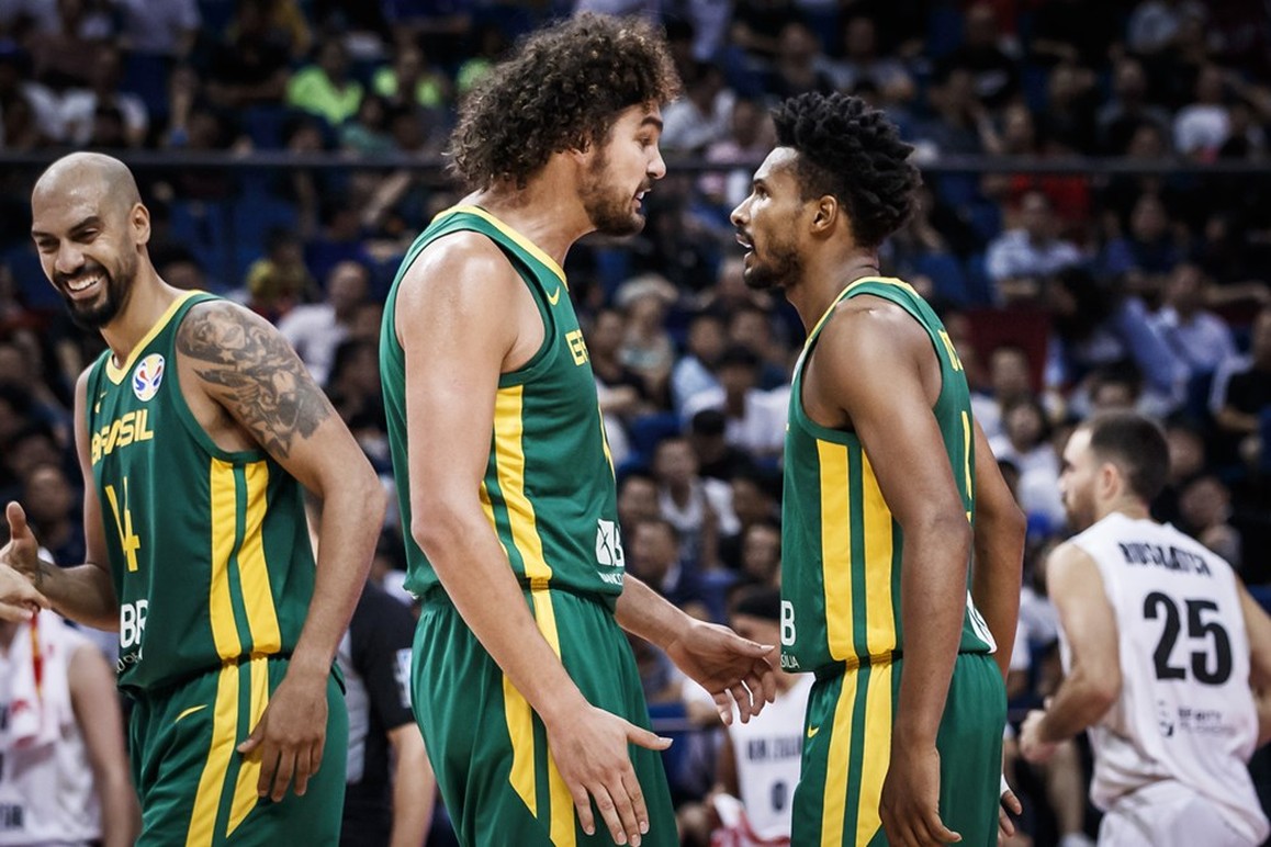 A equipe verde-amarela conseguiu equilibrar o confronto no primeiro tempo, em Shenzhen, mas acabou sucumbindo diante dos favoritos e foi eliminada. (Foto: Divulgação/Fiba)