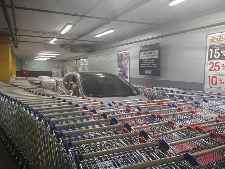 Funcionários rodearam veículo de motorista com carrinhos de supermercado na Argentina (Foto: Arnold Angelini/Reprodução/Facebook)