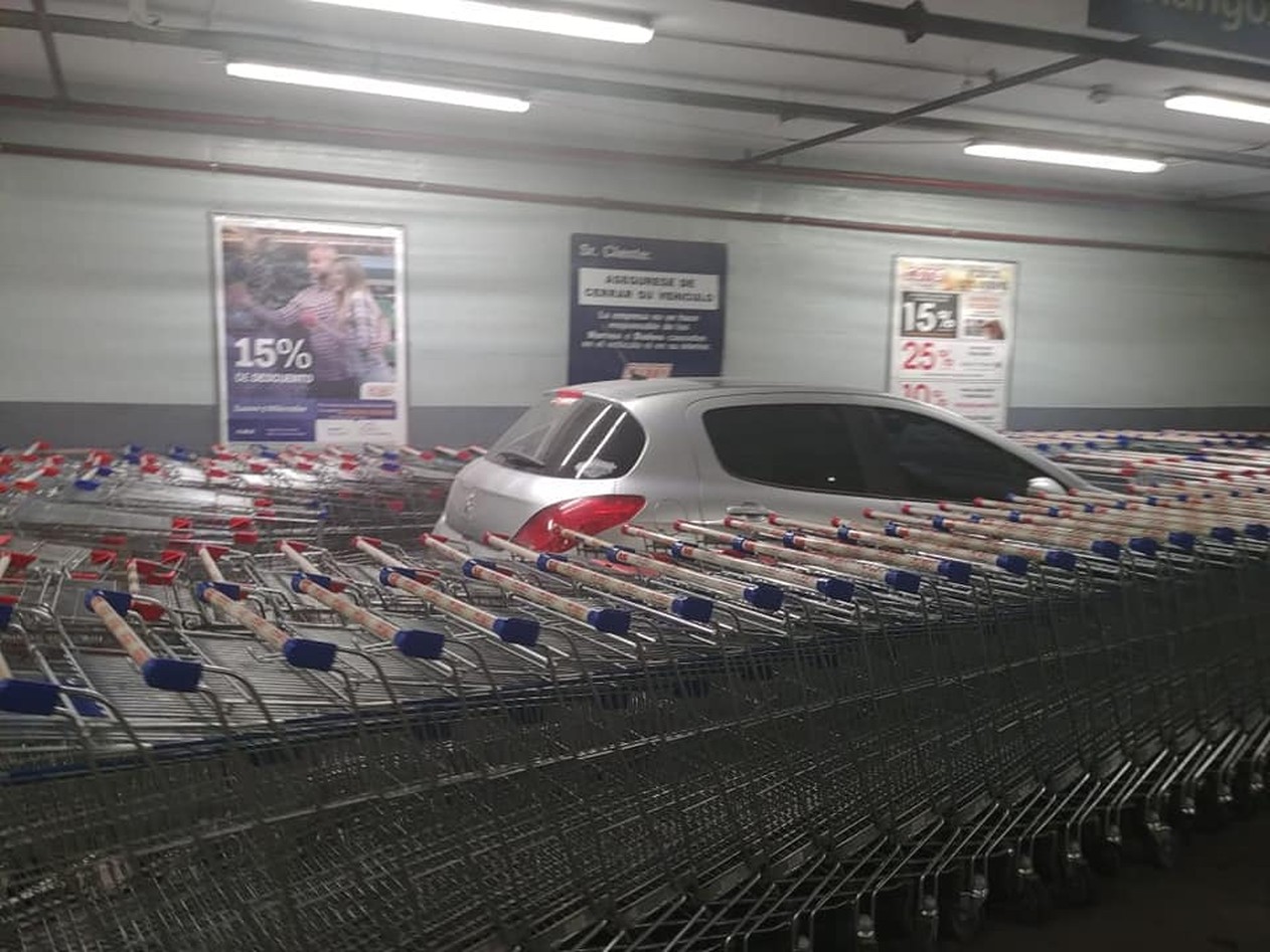 Carro ficou cercado por carrinhos de supermercado na Argentina (Foto: Arnold Angelini/Reprodução/Facebook)