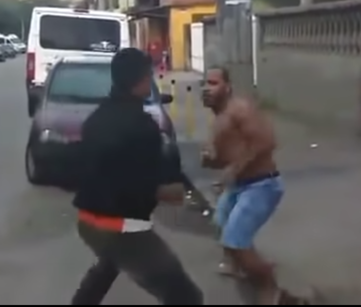 Gabriel (bermuda jeans) ficou famoso com vídeo de luta na internet (Foto: Reprodução Youtube)