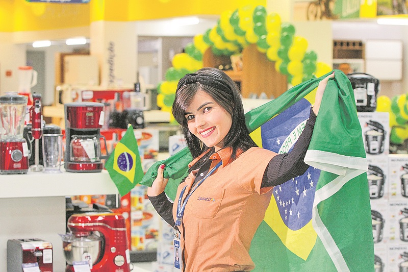 A Vendedora Leilimar Heringer entrou no clima da promoção com a decoração em verde e amarelo (Foto: Beto Morais/AT)