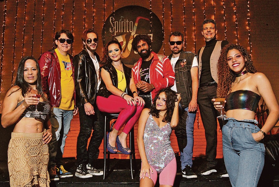 Todo mês, o Spirito Jazz, na Praia do Canto, realiza um evento estilo retrô. E quem tem feito a festa é a Banda Flashback (atrás), com uma viagem ao passado embalada por pop, disco e black music. A gerente Sônia Sossai, 44, e as modelos Hávyla Moreira, 18, e Lívia Bourguignon, 23, são fãs dessas baladas. “Gosto muito. Acho divertido o estilo e tudo mais”, diz Hávyla. (Foto: Kadidja Fernandes/AT)