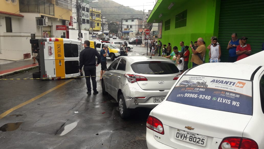 O acidente aconteceu por volta de meio-dia desta quinta-feira (5). (Foto: Leonardo Bicalho)