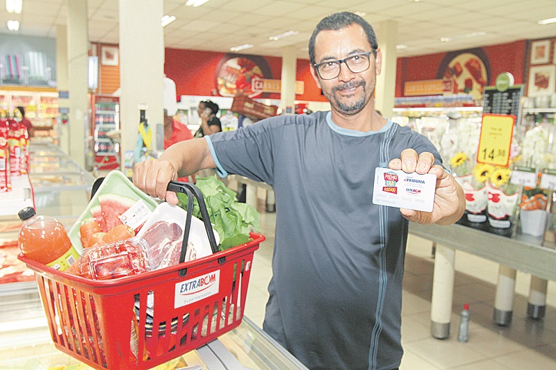 Vilson Luiz, 55, no supermercado. “Fiquei muito feliz com o prêmio. Veio em boa hora e vai aliviar o orçamento do mês” (Foto: Beto Morais/AT)