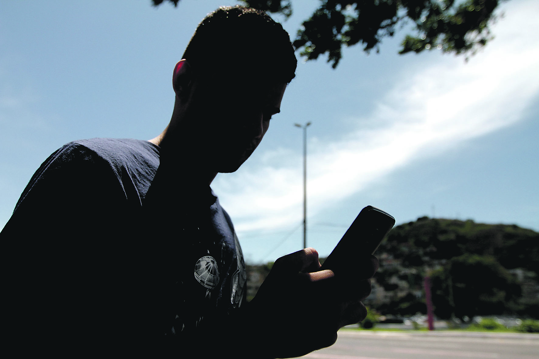 Jovem teve fone de ouvido roubado por bandido com bicicleta de aluguel (Foto: Antonio Moreira/AT)