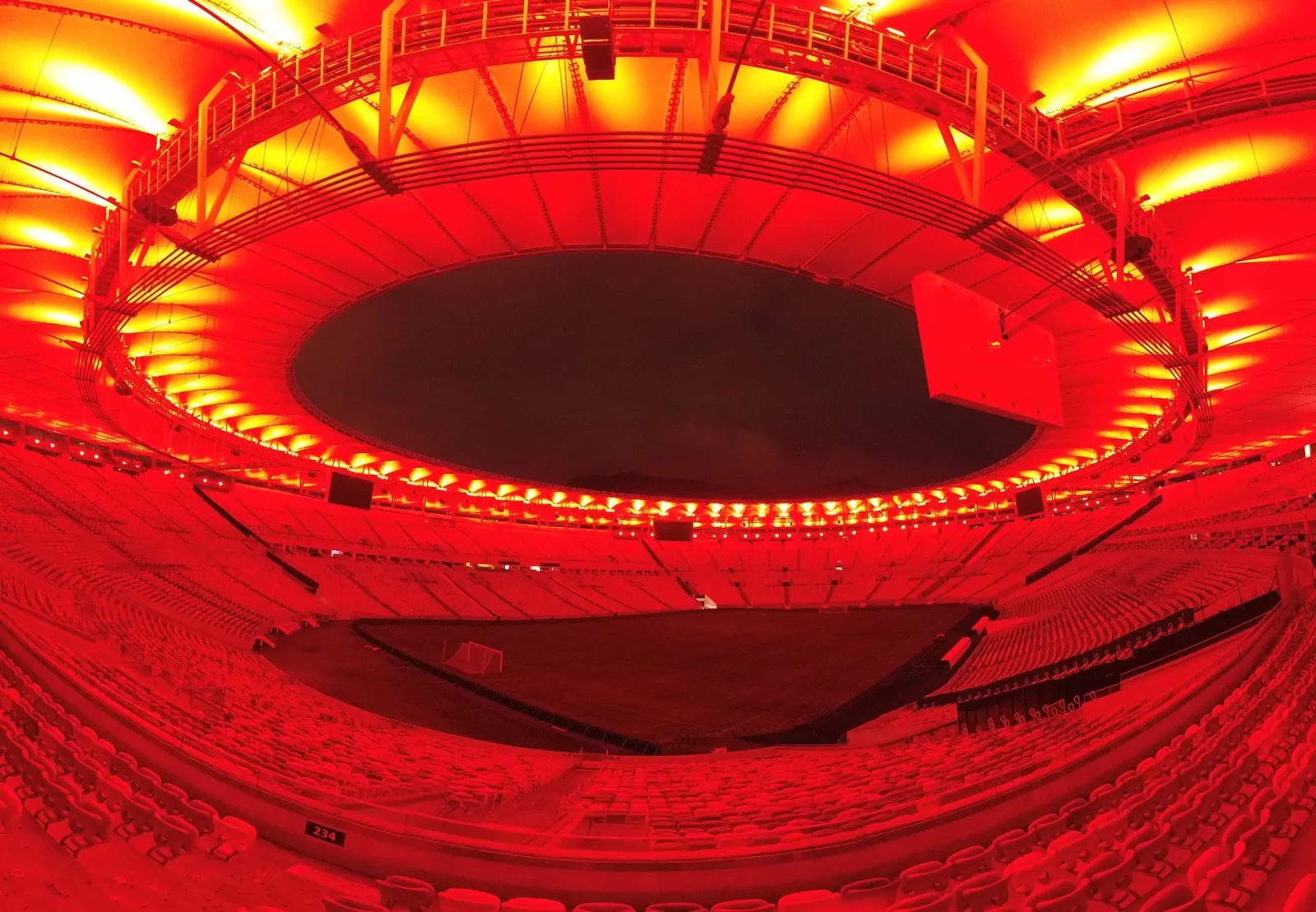 O Maracanã recebeu luzes em um tom de vermelho forte para a semifinal contra o Grêmio na noite desta quarta-feira (23).