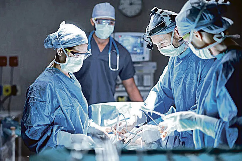 Médicos durante cirurgia: chances na Secretaria da Saúde de  Vitória, com salários de R$ 8.143