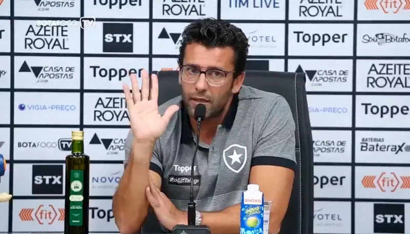 Imagem ilustrativa da imagem Com contrato, Valentim diz que segue no Botafogo em 2020
