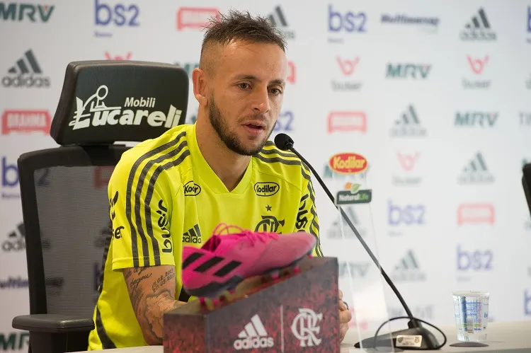 Imagem ilustrativa da imagem Flamengo é pego de surpresa e vê saída iminente de Rafinha para o futebol grego
