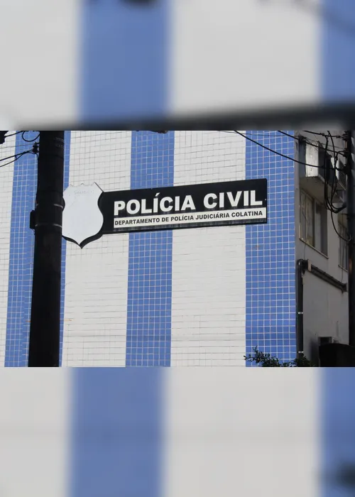 Imagem ilustrativa da imagem Jovem é presa acusada de quebrar janelas de prefeitura e danificar ambulância