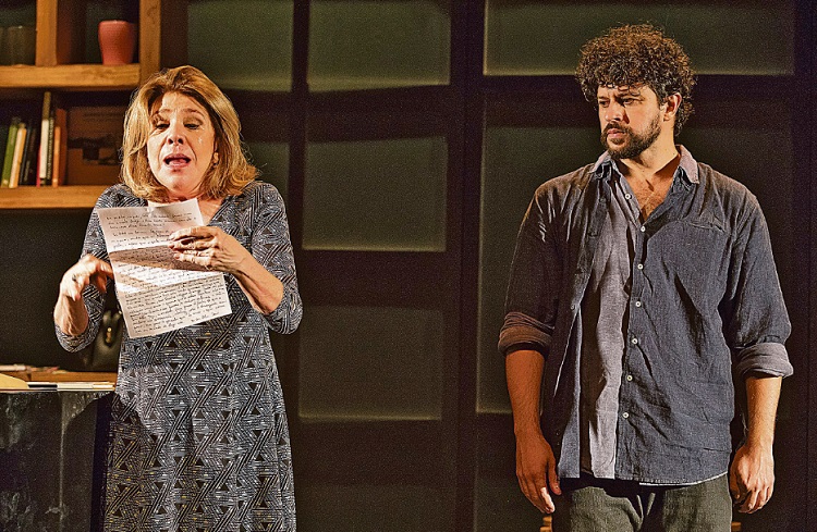 Amélia (Tania Bondezan) é professora de canto de Ramón (Luciano Andrey), sobrevivente de um atentado em um bar (Foto: Divulgação/João Caldas)