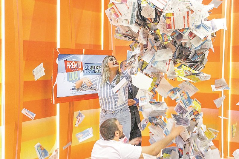 Sorteio da promoção “A Tribuna dá Prêmio Todo Dia”, ocorre sempre durante o programa Ronda Geral, da TV Tribuna (Foto: Leonardo Bicalho/ AT)