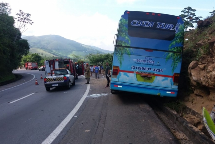 Um acidente grave com um ônibus deixou ao menos dois mortos e 57 feridos na manhã deste domingo (27), na rodovia BR-040, na altura de Duque de Caxias, região metropolitana do Rio de Janeiro. (Foto: Divulgação)