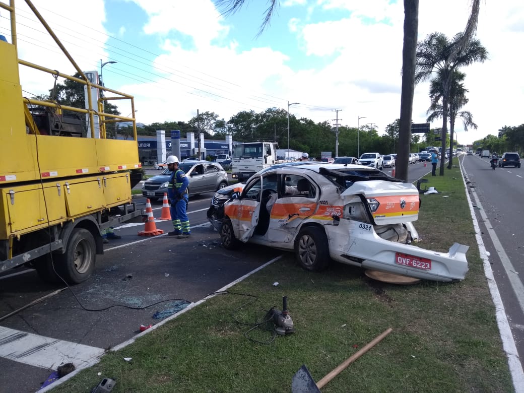 Táxi ficou destruído após acidente (Foto: Thiago Coutinho/ AT/ 18/10/19)