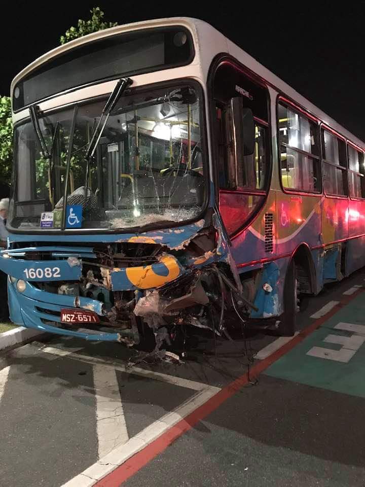 Ônibus do Transcol foi atingido pelo veículo desgovernado. (Foto: Marcelo Migliorelli)