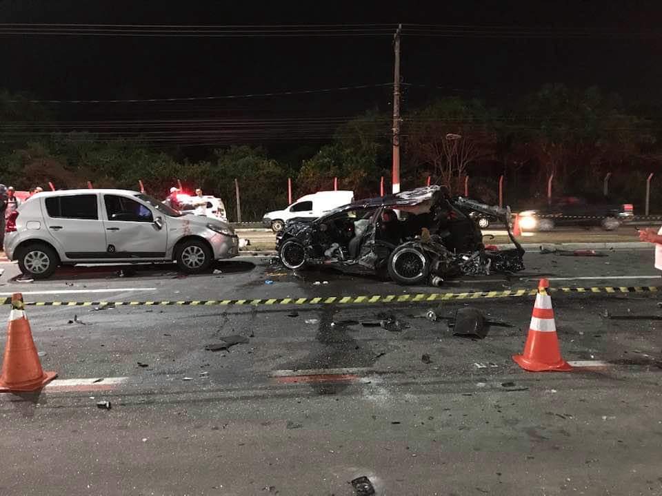Carro preto ficou destruído (Foto: Marcelo Migliorelli)