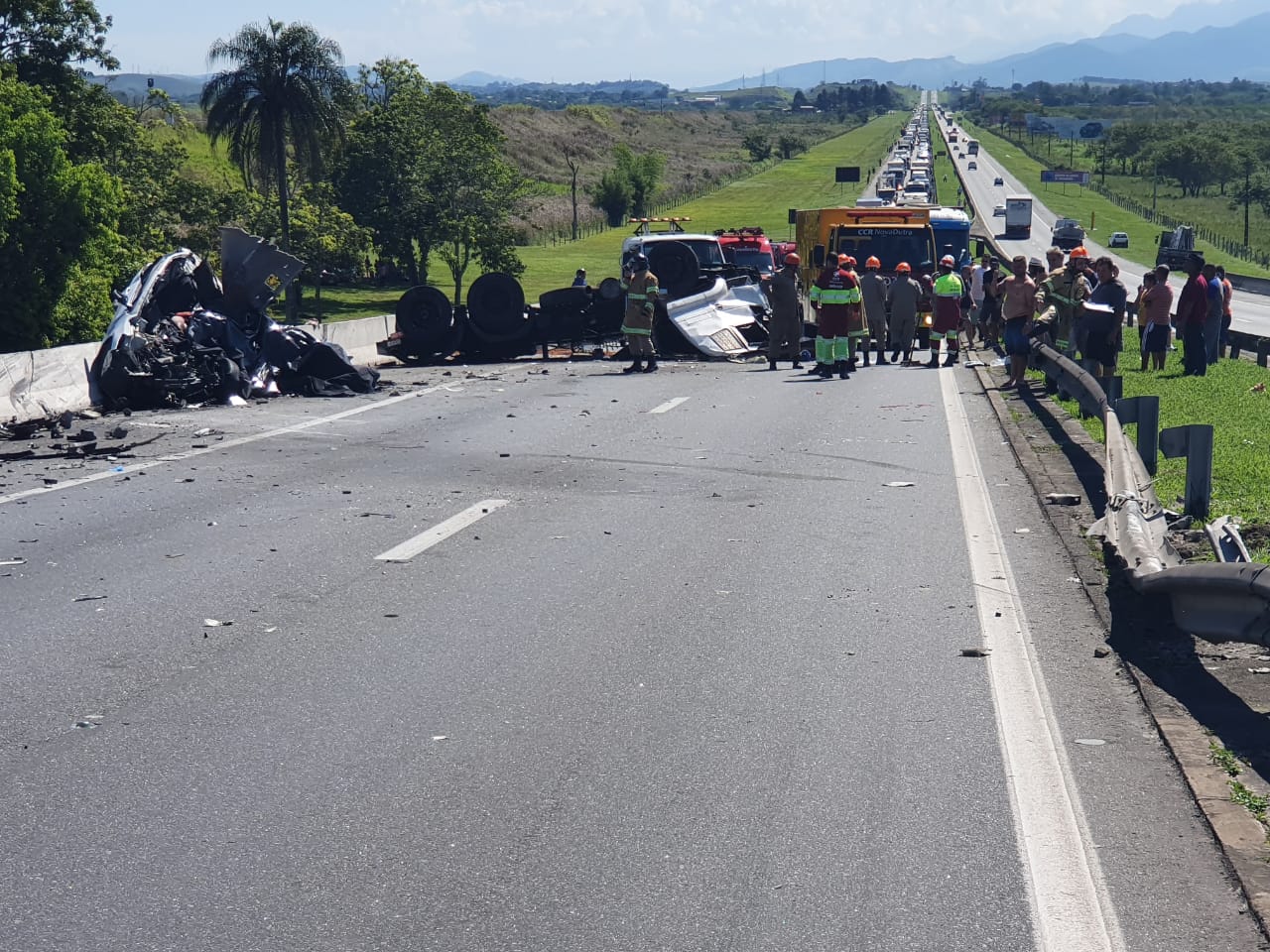 Acidente que aconteceu na tarde de sábado (12) em Resende, no Rio de Janeiro, matou seis pessoas. (Foto: Divulgação/PRF)