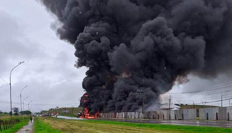 Nuvem de fumaça se formou na região do acidente (Foto: Divulgação / PRFRJ)