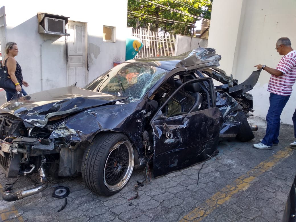 Veículo ficou completamente destruído (Foto: Fábio Nunes/ AT/ 30/10/2019)