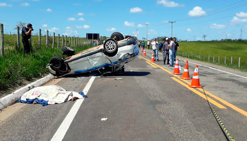 Acidente com táxi aconteceu em uma rodovia estadual (Foto: Wilton Júnior)