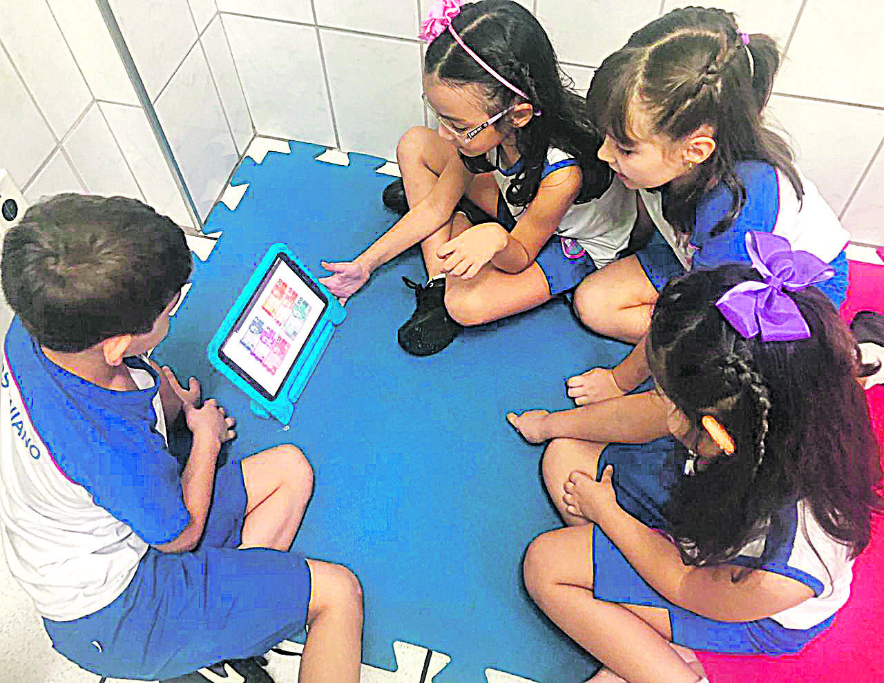 Alunos do Centro Educacional Agostiniano, que funciona no Centro de Vitória, participam de atividade em grupo (Foto: Divulgação/ Agostiniano)