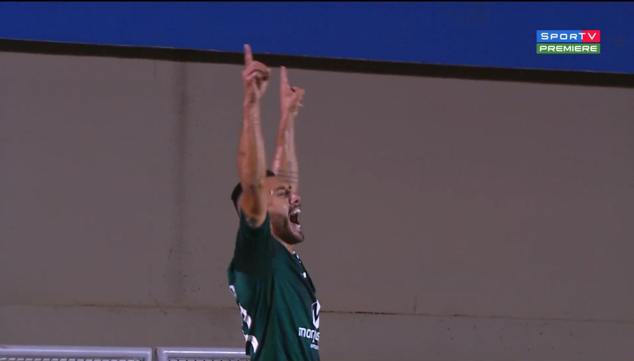 Aos 16, Michel fez ótimo lançamento para Alan Ruschel. O lateral-esquerdo bateu de primeira e venceu Fábio para abrir o placar. (Foto: Reprodução/SporTV)
