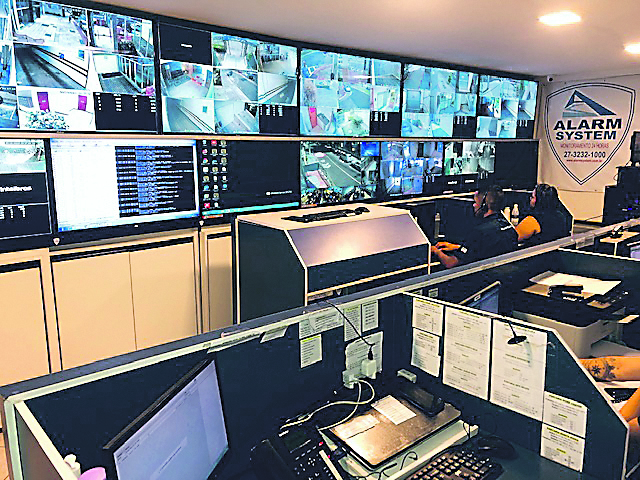 A central de segurança também monitora a chegada das encomendas e deliveries nos prédios (Foto: Divulgação/ Alarm System)