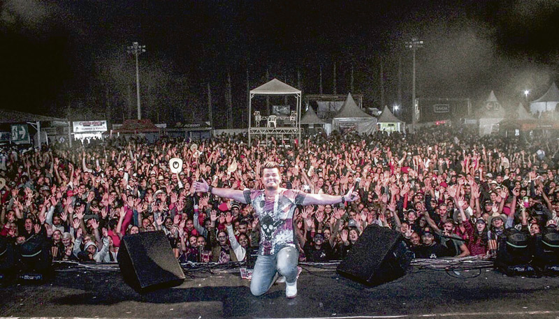 Alemão do Forró já reuniu mais de 30 mil pessoas em um show com sua banda. Uma de suas canções tem mais 20 milhões de visualizações no YouTube (Foto: Divulgação)