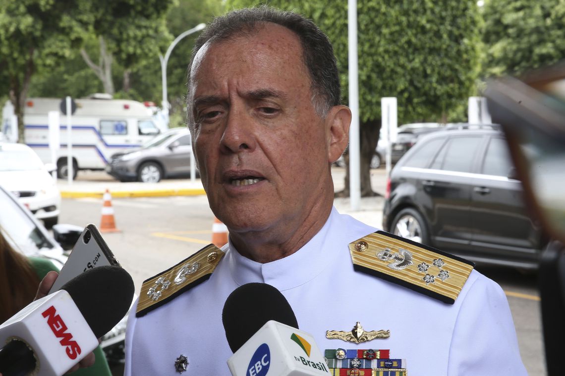 O almirante Ilques Barbosa Júnior comparou o avanço da mancha de óleo pelo litoral do Nordeste, desde o início de setembro, a um "bombardeio" contra o País. (Foto: Antonio Cruz/ Agência Brasil)