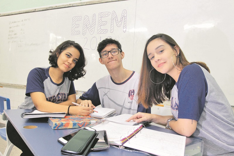 Os alunos Isis, André Luiz e Isabelle vão prestar o Enem e concordam com medidas sobre dispositivos eletrônicos. (Foto: Kadidja Fernandes/AT)