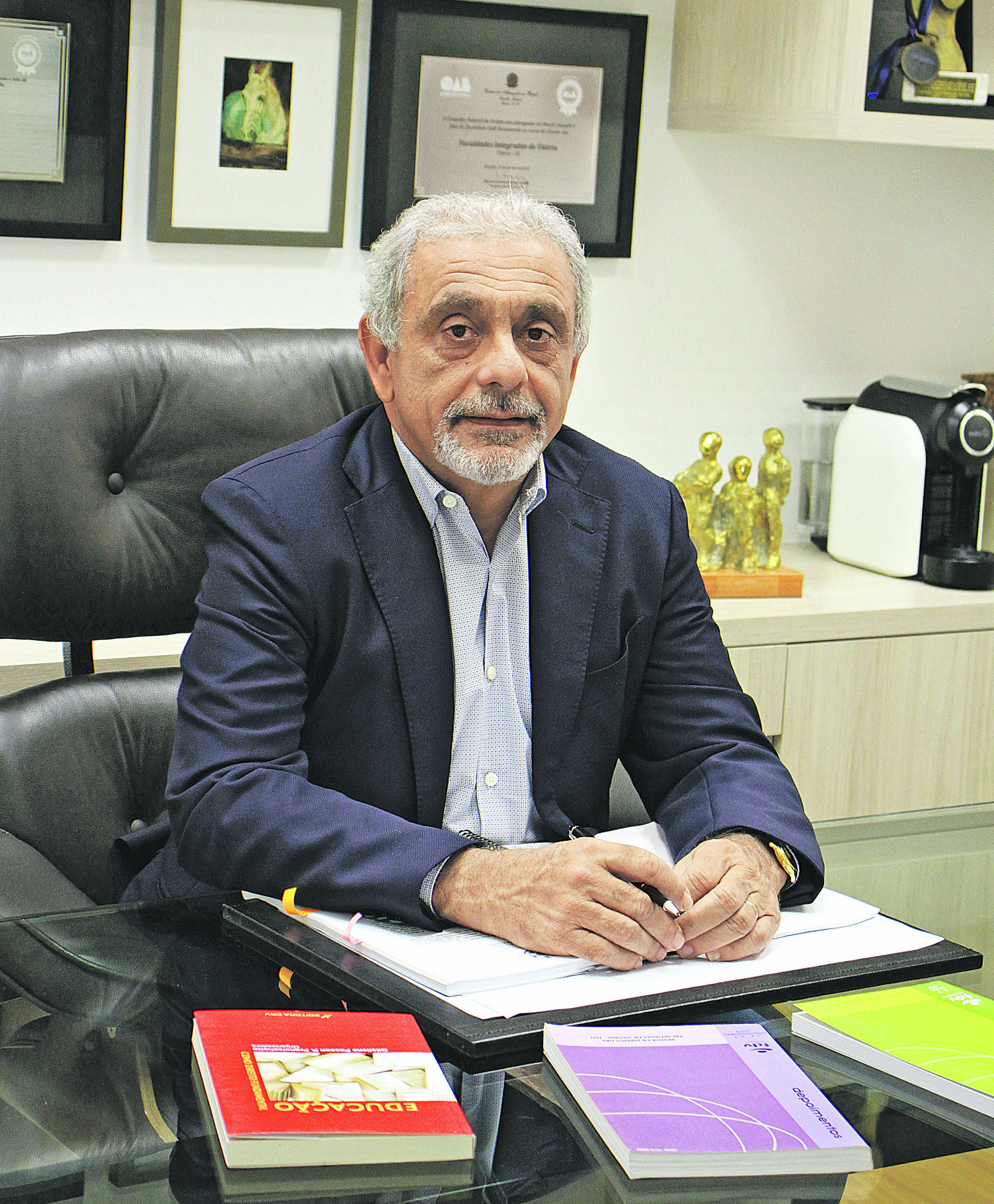Antonio Abikair destaca projetos de ensino que conduzem o aluno a pensar de modo competente (Foto: Leone Iglesias)