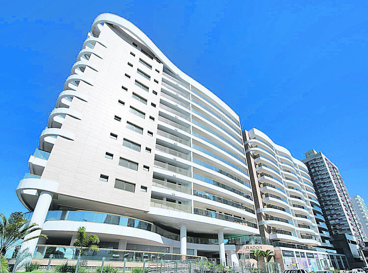 No edifício Parador, em Praia de Itaparica, há opções de apartamentos de quatro quartos com suíte e vagas de garagem. Empreendimento também se destaca pela ampla área de lazer completa (Foto: Sagrilo)