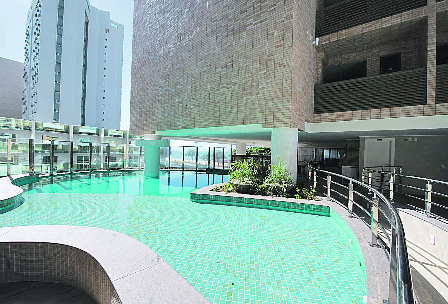 No edifício Parador, em Praia de Itaparica, há opções de apartamentos de quatro quartos com suíte e vagas de garagem. Empreendimento também se destaca pela ampla área de lazer completa (Foto: Sagrilo)