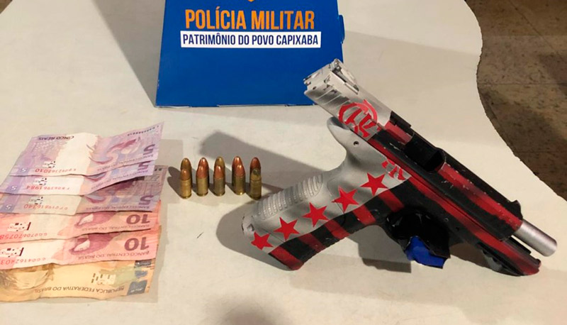 A pistola, as munições e o suspeitos foram levados para a delegacia (Foto: Divulgação / PMES)