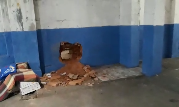 Buraco feito pelos bandidos na parede do estacionamento. (Foto: Reprodução vídeo/Martini)