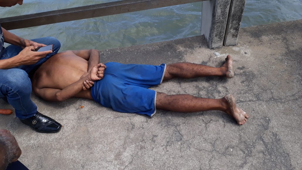 Assaltante imobilizado após roubar celular de comerciante no Centro de Vitória (Foto: Eugênio Inácio Martini)