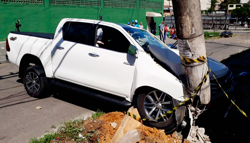 Assalto atingiu um poste em Vila Capixaba (Foto: Patrícia Maciel)