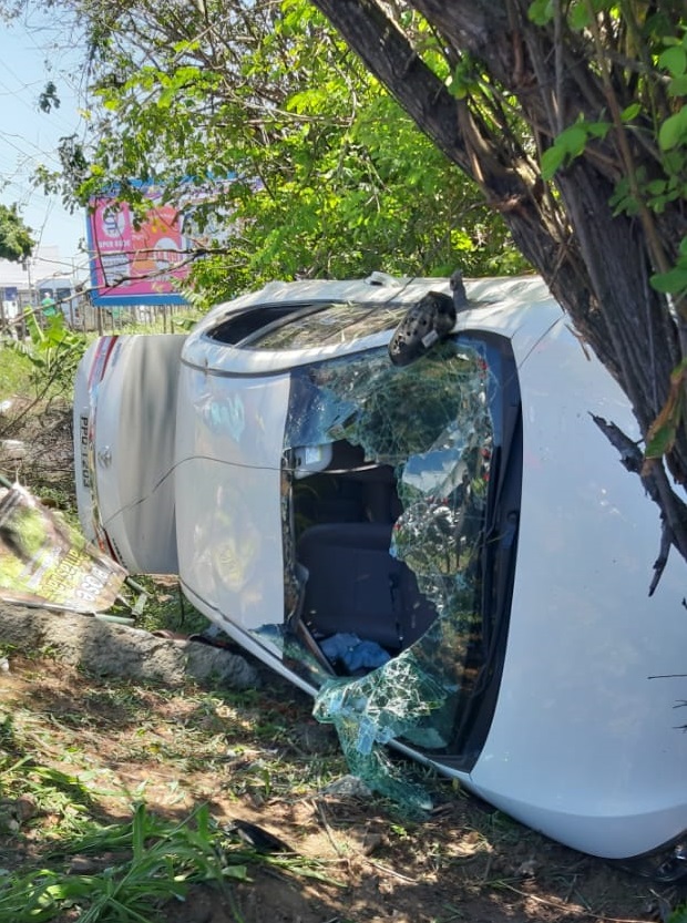 Após capotar o carro, o criminoso apanhou de populares no bairro Vila Nova de Colares, na Serra. (Foto: Reprodução/Redes Sociais)