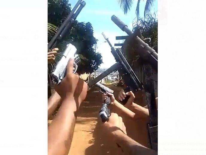 Bandidos exibem armas em vídeos (Foto: Reprodução vídeo)