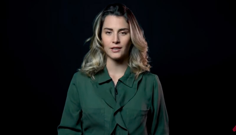Bettina, em novo vídeo (Foto: Reprodução / Youtube)