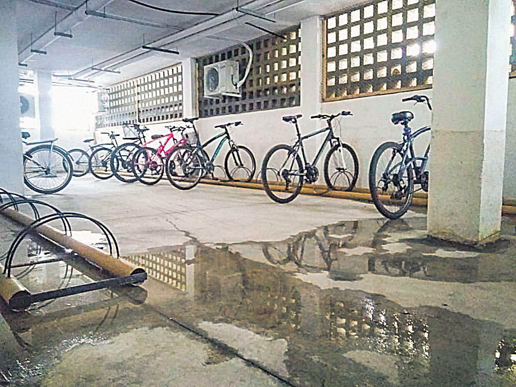 Bicicletário escuro e sem melhorias solicitadas por usuários há um ano e meio em condomínio comercial (Foto: Ulisses Alves Padilha)