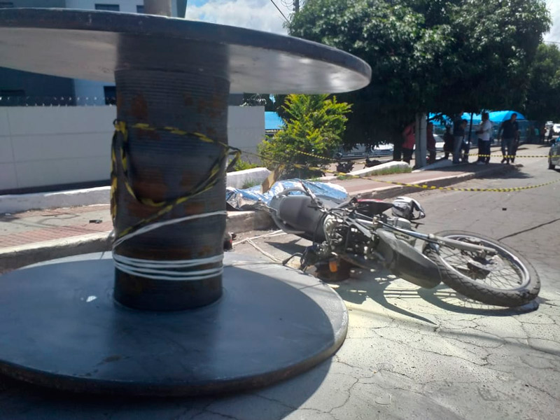 Bobina se desprendeu de carreta e atingiu a moto do professor (Foto: Simony Giuberti / AT)