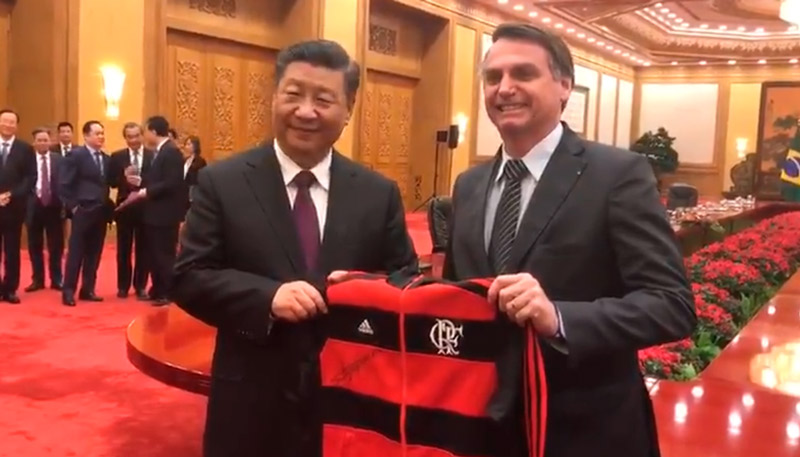 Bolsonaro já presenteou o presidente chinês com a camisa do Flamengo. (Foto: Reprodução / Twitter)