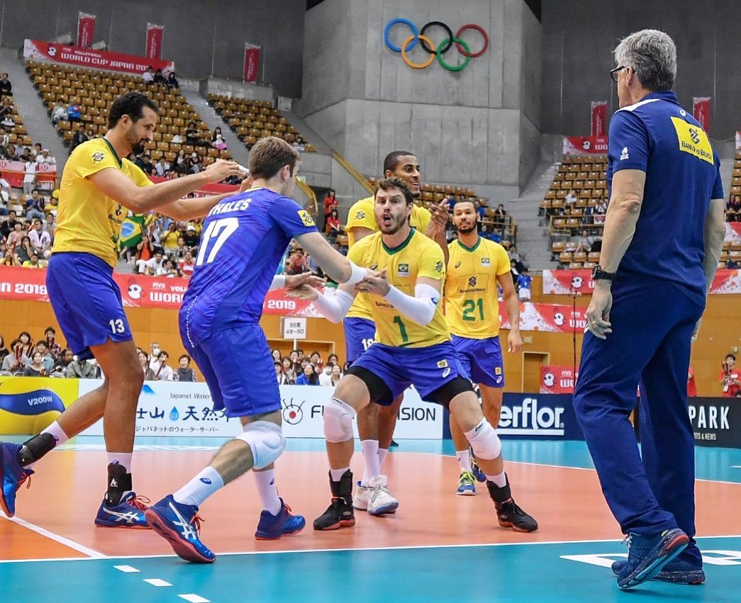 Jogadores do Brasil comemoram ponto (Foto: Divulgação/ Instagram @CBVolei)