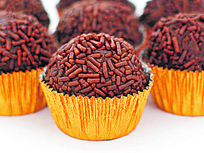 Brigadeiro é um dos docinhos que alunos produzem com a supervisão de pais e professores: estímulo à autonomia (Foto: Divulgação/ Espaço do saber)